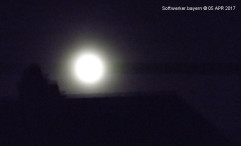 Der Mond hält seine Wacht