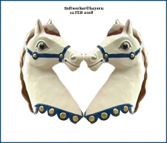 Es hängt ein Pferdehalfter an der Wand